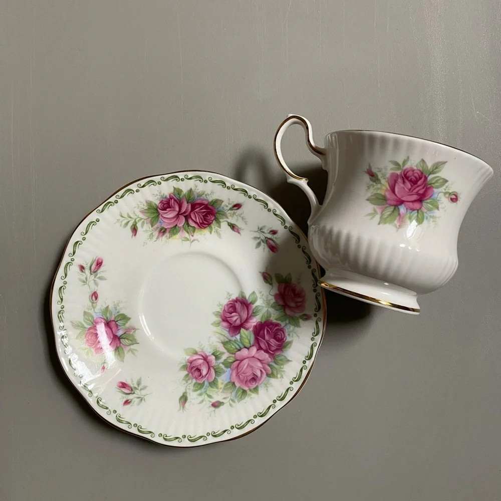 QUEEN’S FINE BONE CHINA ROSE TEACUP AND SAUCER LOVELY MADE IN ENGLAND